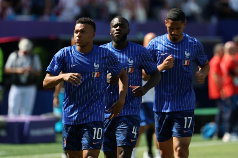 ¿Cuándo y contra quién fueron campeonas del Mundo las semifinalistas? Mbappe, junto a Dayot Upamecano y William Saliba, en una foto durante el Mundial 2026 EFE/EPA/SARAH YENESEL