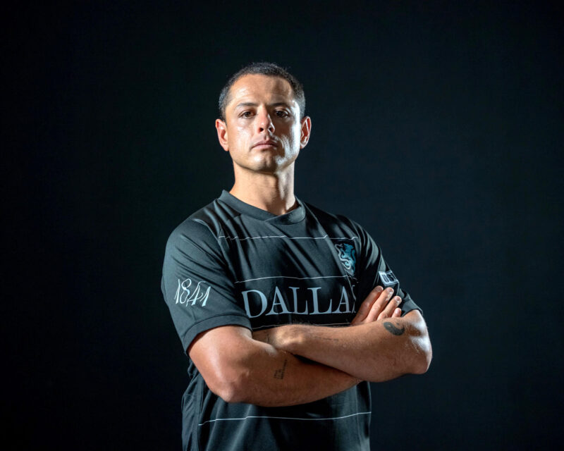 Fotografía cedida por el Atlético Dallas que muestra al futbolista mexicano Javier 'Chicharito' Hernández, máximo goleador en la historia de la selección mexicana, posando durante su presentación con con el equipo de Dallas. EFE/ Atlético Dallas