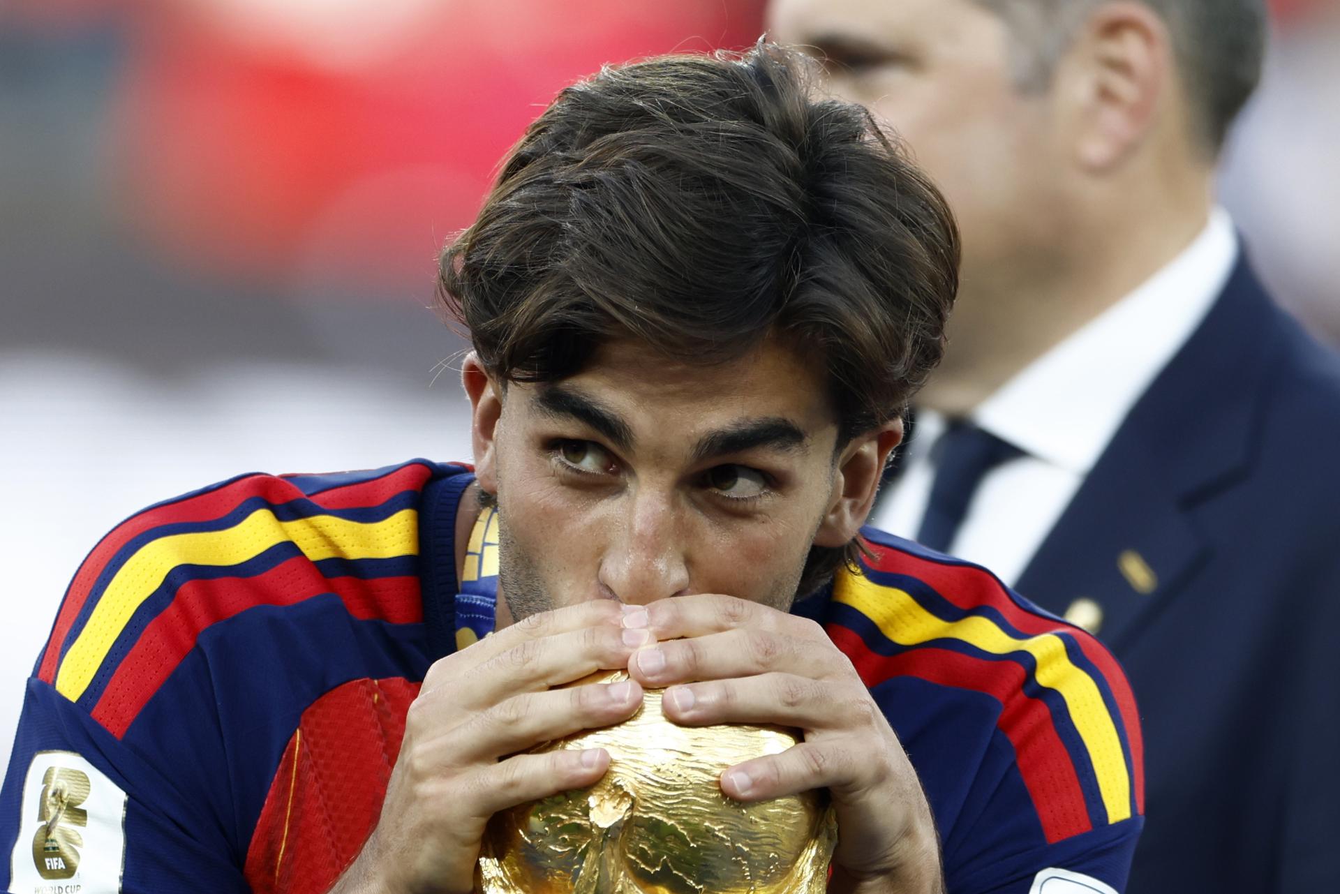 El jugador español Ferran Torres besa la Copa del Mundo durante la ceremonia de entrega de trofeos tras la final del Mundial de la FIFA 2026 entre España y Argentina, en East Rutherford, Nueva Jersey, EE.UU. EFE/EPA/WILL OLIVER