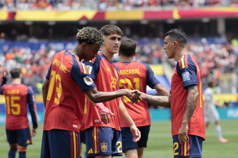 ¿Cómo le ha ido a España las veces que enfrentó a Portugal? Pedro Porro (d) y Lamine Yamal (i) de España celebran un gol en el partido de dieciseisavos de final del Mundial de la FIFA 2026 entre España y Austria en el estadio SoFi en Los Ángeles (Estados Unidos). EFE/ Lavandeira Jr