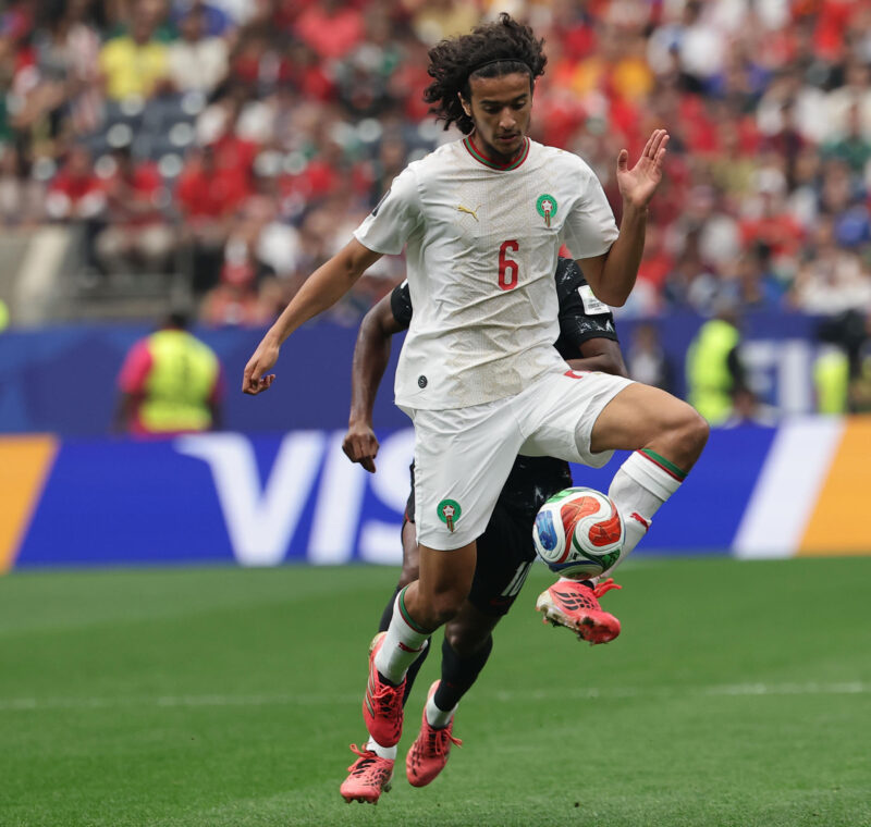 Ayyoub Bouaddi, centrocampista de la selección de Marruecos, aseguró este sábado que está muy orgulloso por su decisión de jugar por el país norteafricano, después de conseguir en Houston el billete para los cuartos de final del Mundial. EFE/EPA/CHRISTOPHER NEUNDORF