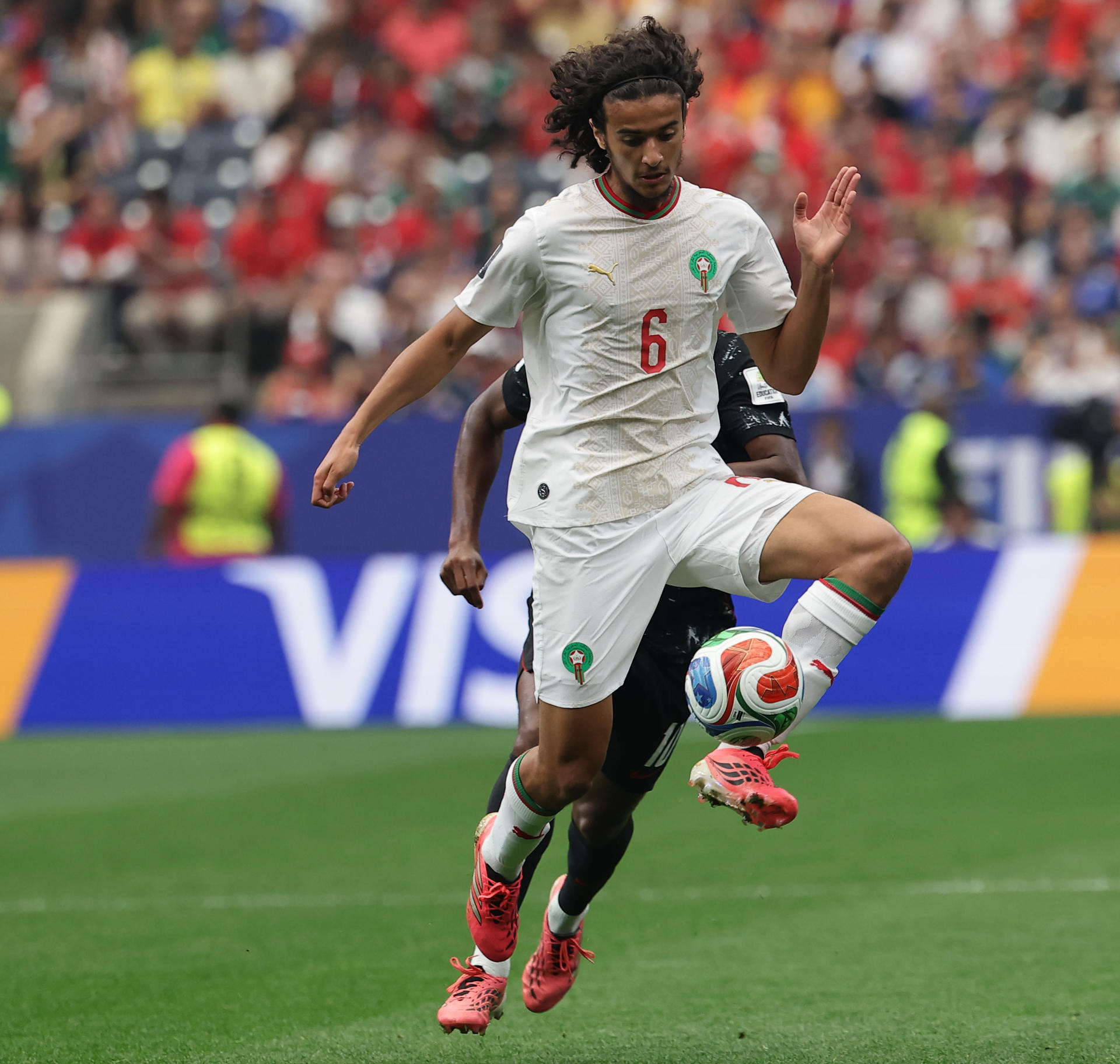 Ayyoub Bouaddi, centrocampista de la selección de Marruecos, aseguró este sábado que está muy orgulloso por su decisión de jugar por el país norteafricano, después de conseguir en Houston el billete para los cuartos de final del Mundial. EFE/EPA/CHRISTOPHER NEUNDORF