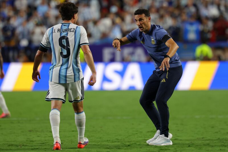El selecionador Lionel Scaloni (d) da instrucciones a Julian Alvarez en Kansas City, Missouri, USA. EFE/EPA/CHRISTOPHER NEUNDORF