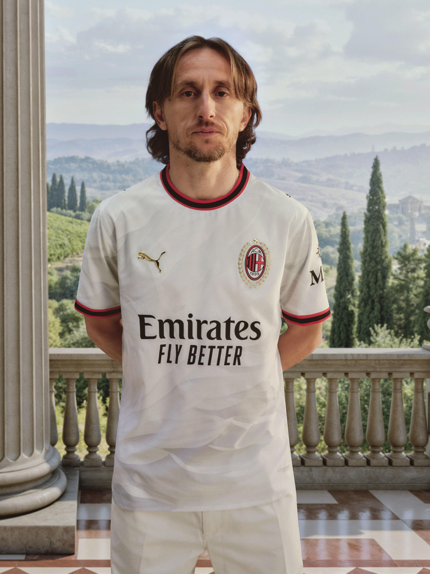 El croata Luka Modric renovó este jueves con el Milan por una temporada más, hasta junio de 2027, después de incorporarse al club hace un año, disputar 37 partidos, anotar dos goles y convertirse en uno de los referentes y líderes del equipo. "El futuro todavía lleva su nombre. La historia de Luka como rossonero continúa", señaló el Milan en su comunicado oficial para confirmar la ampliación del vínculo con el exjugador del Real Madrid.-EFE/ ALESSANDRO SANSICA AC Milan S.p.A.***SOLO USO EDITORIAL/SOLO DISPONIBLE PARA ILUSTRAR LA NOTICIA QUE ACOMPAÑA (CRÉDITO OBLIGATORIO)***