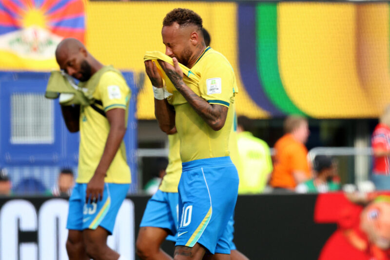 Las 5 selecciones más decepcionantes del Mundial 2026 El brasileño Neymar (c) llora este domingo, al final de un partido por los octavos de final del Mundial de la FIFA 2026 entre Brasil y Noruega en el estadio MetLife en Nueva Jersey (Estados Unidos). EFE/ Octavio Guzman
