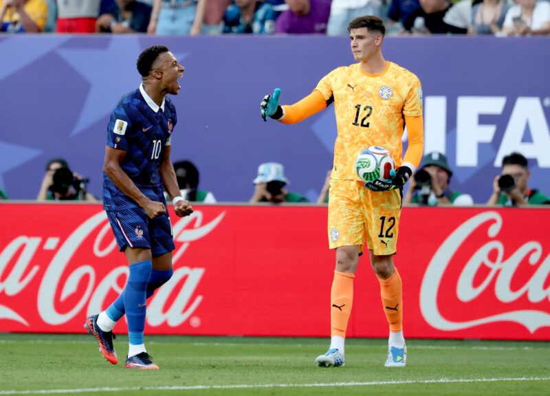 Kylian Mbappé (izq.), de Francia, celebra frente al guardameta Orlando Gill, de Paraguay. El goleador comandará a 'les bleus' frente a Marruecos. EFE/EPA/SARAH YENESEL