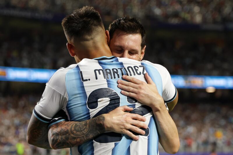 Los argentinos Lautaro Martínez y Lionel Messi tras marcar el gol del 3-1 durante el partido de cuartos de final del Mundial de la FIFA 2026 entre Argentina y Suiza, en Kansas City, Misuri, EE.UU. EFE/EPA/CHRISTOPHER NEUNDORF