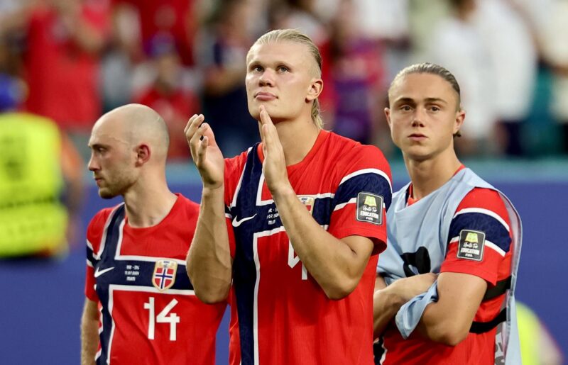 Las 5 selecciones más sorprendentes del Mundial 2026 El delantero noruego Erling Haaland aplaude a los aficionados traer Noruega en cuartos del Mundial en Miami, USA. EFE/EPA/RONALD WITTEK