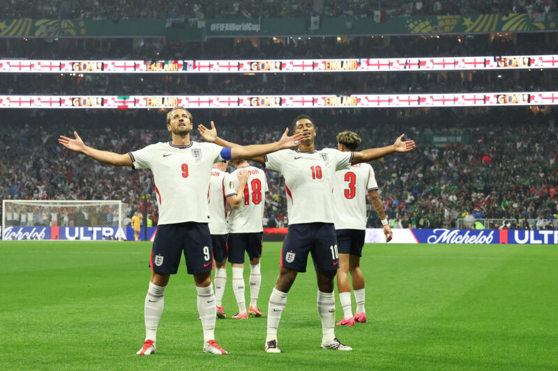 Harry Kane (i) y Jude Bellingham (c) de Inglaterra celebran un gol ayer domingo, en un partido por los octavos de final del Mundial de la FIFA 2026 entre México e Inglaterra en el estadio Azteca en Ciudad de México (México). EFE/ Alex Cruz
