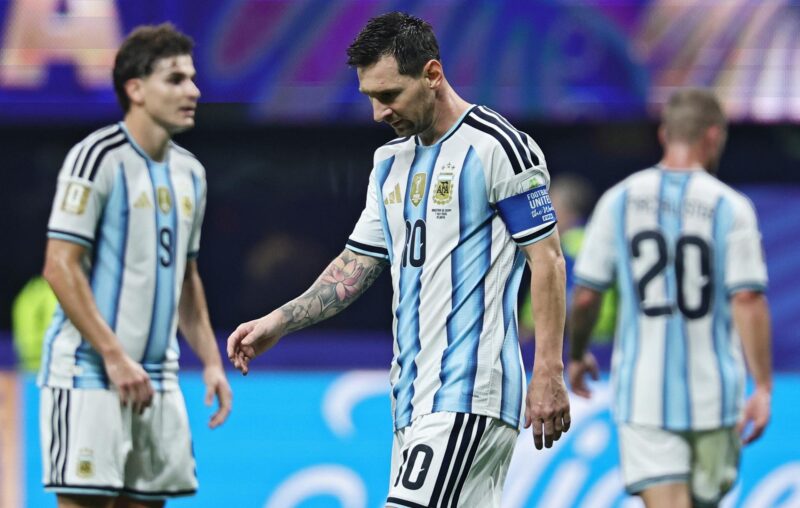 El delantero argentino Lionel Messi se lamenta durante el partido de octavos de final entre Argentina y Egipto en Atlanta, USA. EFE/EPA/RONALD WITTEK