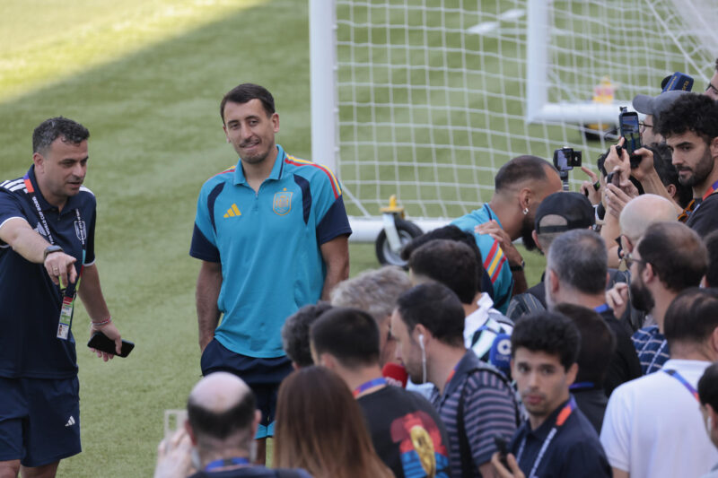 El delantero Mikel Oyarzabal atiende a la prensa antes del entrenamiento de la selección española de fútbol, este jueves en Los Ángeles, en la víspera del partido de cuartos de final del Mundial 2026 que le enfrenta a Bélgica. EFE/ Lavandeira Jr