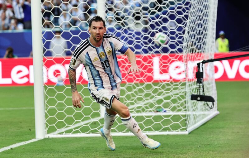 ¿Por qué dicen que Argentina es la selección más favorecida? Lionel Messi, de Argentina, celebra después de marcar el primer gol durante el partido de los dieciseisavos de final del Mundial 2026 entre Argentina y Cabo Verde en Miami (EE.UU.). EFE/RONALD WITTEK