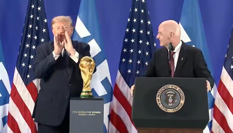 Captura de un video publicado en la cuenta en X @RapidResponse47 de La Casa Blanca del presidente de EE.UU., Donald Trump, junto al presidente de la FIFA Gianni Infantino durante una declaración este viernes, donde afirmó que el Mundial de la FIFA 2026 ha "roto récords", convirtiéndose en el "más grande de la historia", en Nueva York (EE.UU.). EFE/ @RapidResponse47