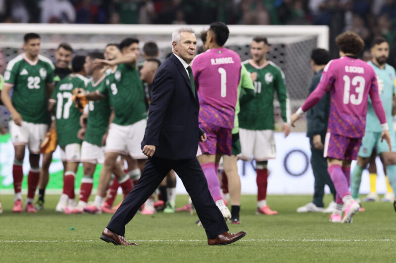 El seleccionador de México, Javier Aguirre,camina por el campo al final de un partido de los dieciseisavos de final de la FIFA 2026 entre México y Ecuador, en el estadio Azteca en la Ciudad de México (México). EFE/ José Méndez