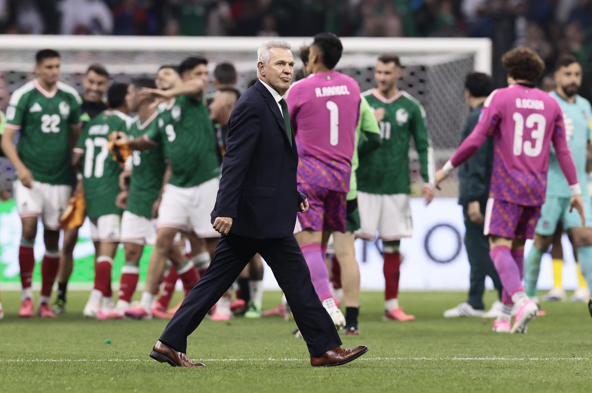 El seleccionador de México, Javier Aguirre,camina por el campo al final de un partido de los dieciseisavos de final de la FIFA 2026 entre México y Ecuador, en el estadio Azteca en la Ciudad de México (México). EFE/ José Méndez