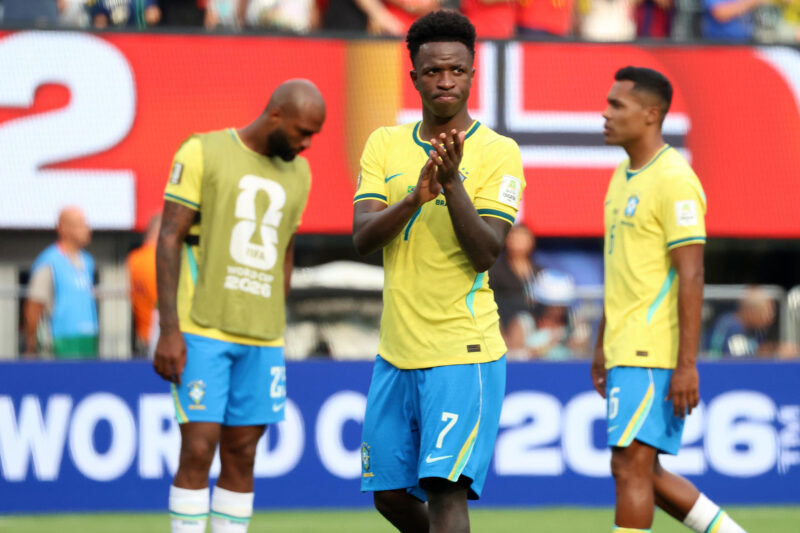 Vinícius Júnior de Brasil reacciona este domingo, al final de un partido por los octavos de final del Mundial de la FIFA 2026 entre Brasil y Noruega en el estadio MetLife en Nueva Jersey (Estados Unidos). EFE/ Octavio Guzman