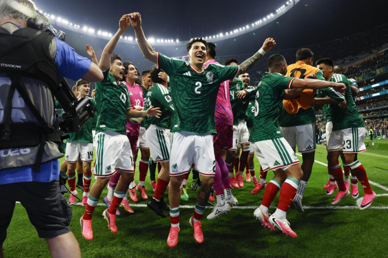 Jugadores de México celebran este martes al terminar un partido del Mundial 2026 ante Ecuador en el estadio Azteca. EFE/ Alex Cruz