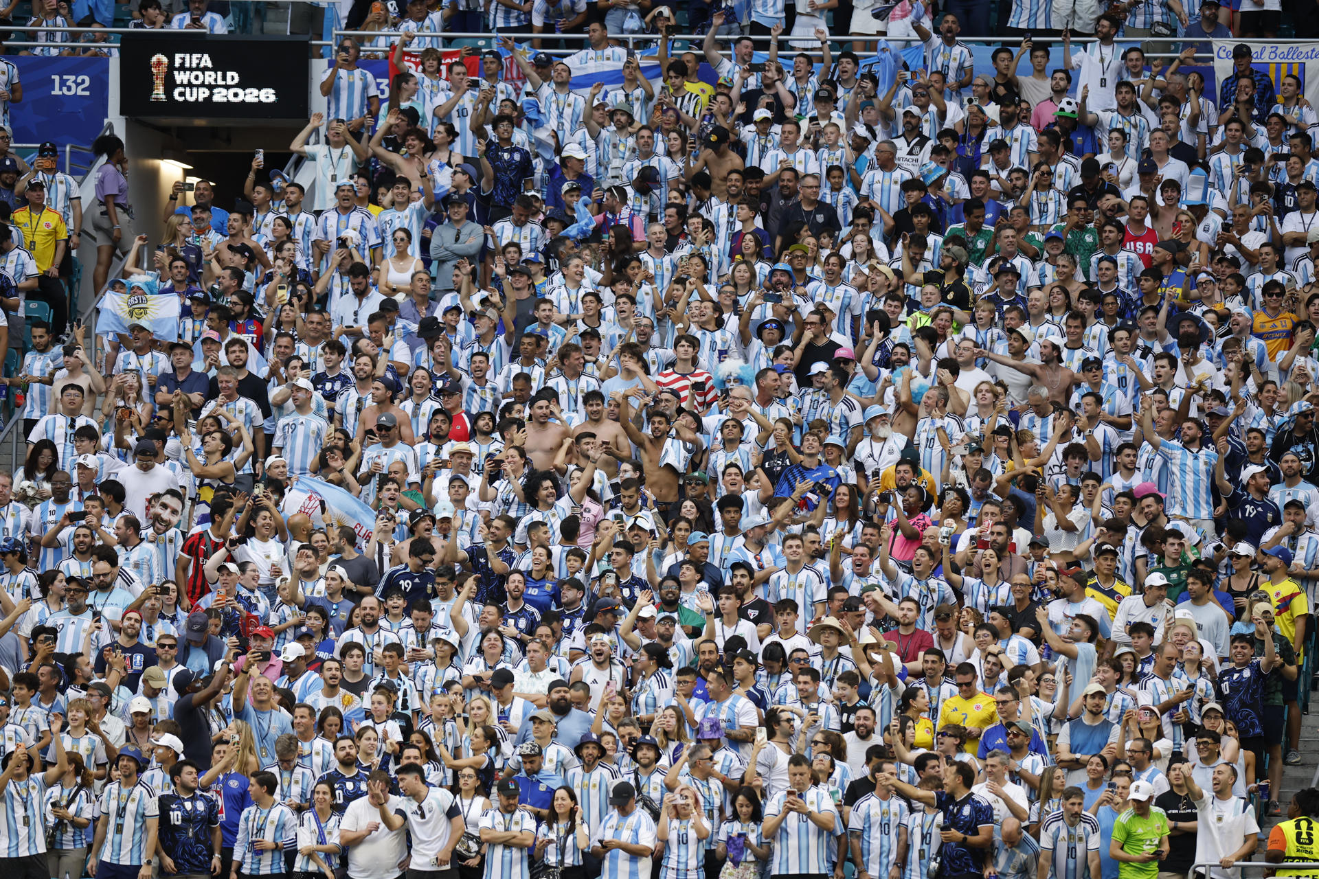 Aficionados de Argentina animan en un partido del Mundial de la FIFA 2026 entre Argentina y Cabo Verde en el estadio Hard Rock en Miami Gardens (Estados Unidos). EFE/ Alberto Estevez