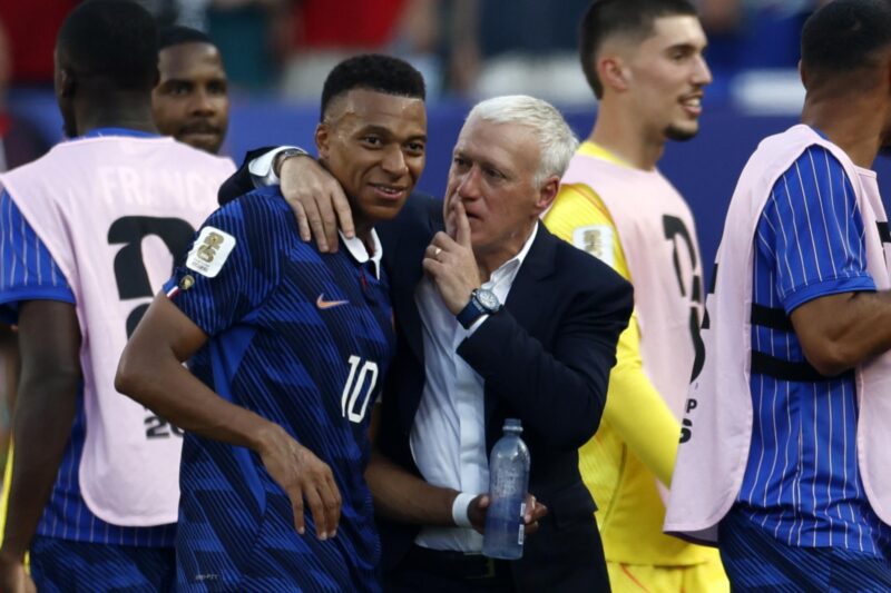 El seleccionador de Francia Didier Deschampsy el delantero Kylian Mbappe tras la victoria de Francia sobre Paraguay en Philadelphia, Pennsylvania, USA. EFE/EPA/WILL OLIVER