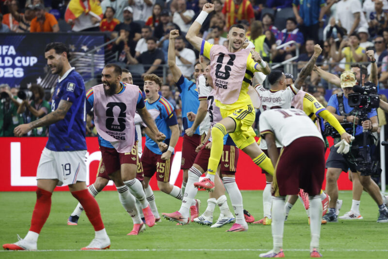 El equipo español tras ganar el partido de semifinales del Mundial de la FIFA 2026 entre Francia y España en el estadio AT&T en Arlington (Estados Unidos). EFE/Lavandeira Jr