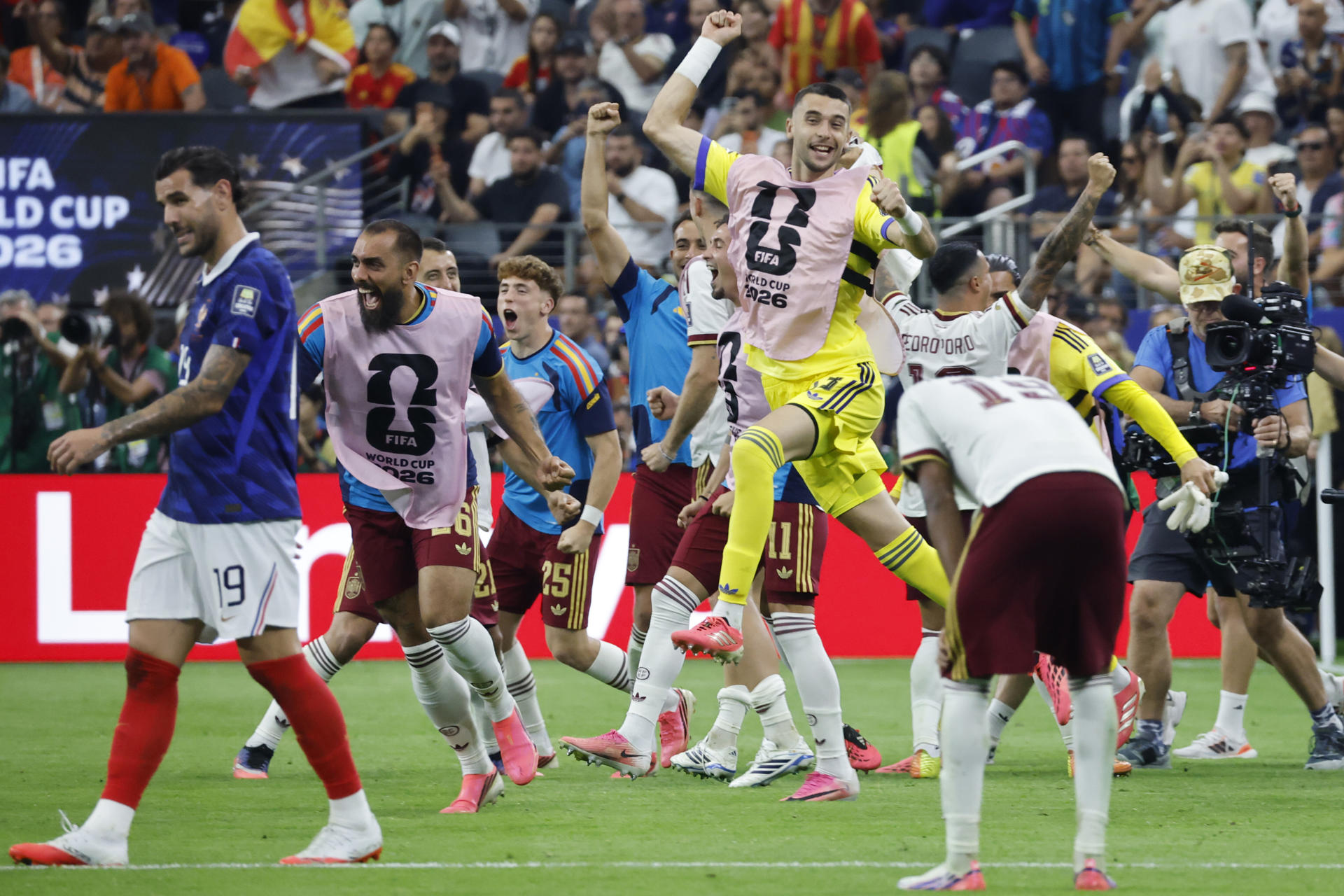 El equipo español tras ganar el partido de semifinales del Mundial de la FIFA 2026 entre Francia y España en el estadio AT&T en Arlington (Estados Unidos). EFE/Lavandeira Jr