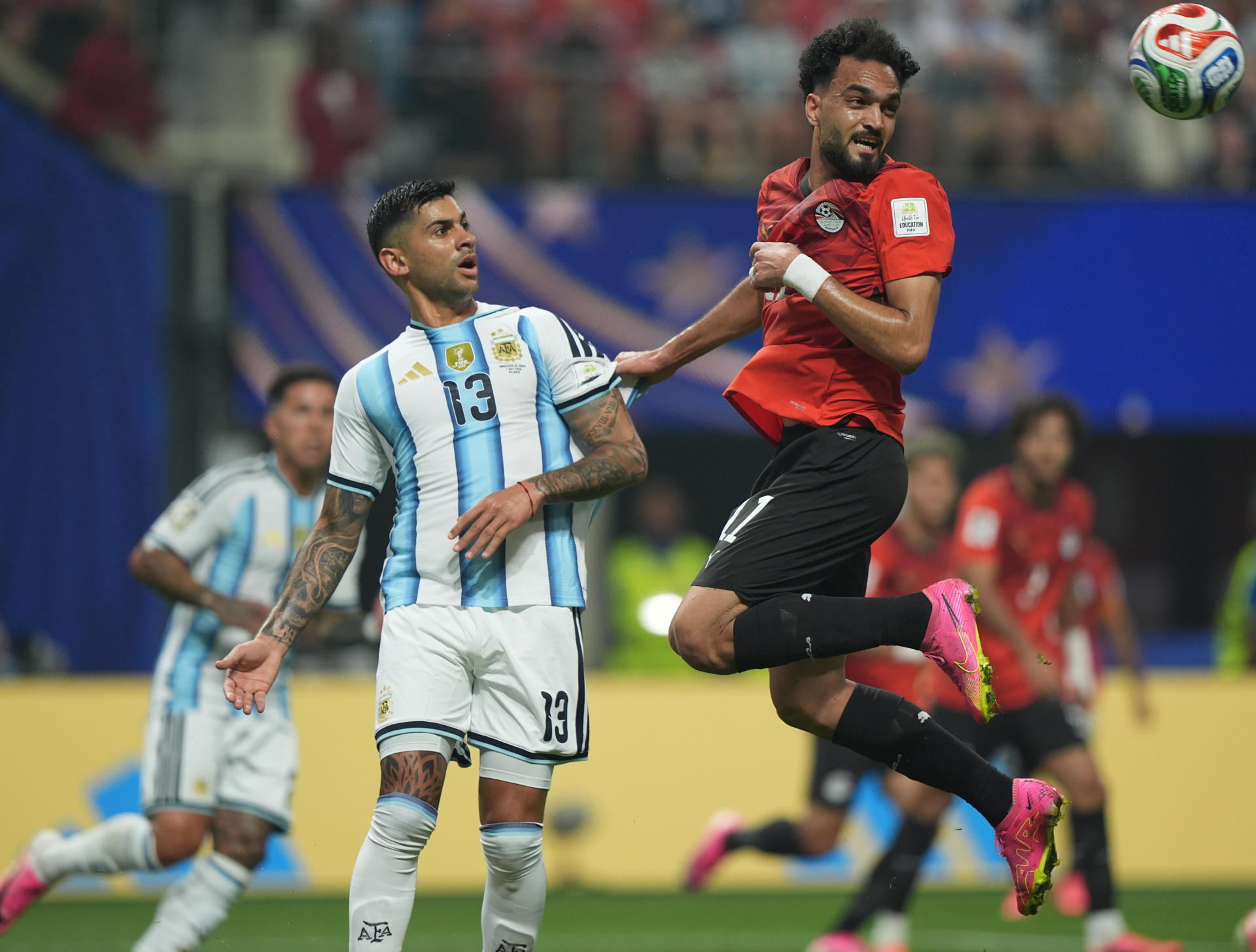 Foto tomada el 7 de julio durante el partido de octavos de final del Mundial en un pasaje en el que aparece el central Cristian 'Cuti' Romero, quien atribuyó este viernes en Kansas City el ADN ganador de la selección de Argentina a la influencia de Lionel Messi y Ángel di María. EFE/ Alberto Boal
