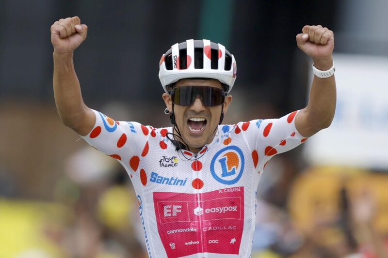 El ecuatoriano Richard Carapaz consiguió en el Alpe d'Huez su segunda victoria en este Tour de Francia, la tercera en total, mientras que el mexicano Isaac del Toro afianzó su tercer puesto en la general, liderada por el esloveno Tadej Pogacar a falta de la jornada simbólica de este domingo. EFE/EPA/GUILLAUME HORCAJUELO