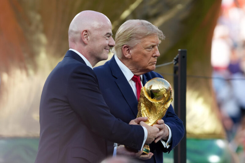 Caos en la FIFA: Trump no le contesta las llamadas a Infantino Fotografía del pasado 19 de julio, en la que puede verse al presidente de la FIFA, Gianni Infantino (i), y al presidente de Estados Unidos, Donald Trump (c), con el trofeo del Mundial de la FIFA 2026 a España. EFE/ Angel Colmenares
