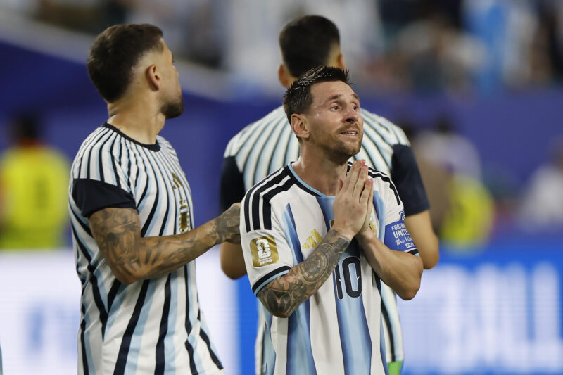 Lionel Messi, de Argentina, reacciona este viernes, al finalizar un partido del Mundial de la FIFA 2026 entre Argentina y Cabo Verde en el estadio Hard Rock en Miami (Estados Unidos). EFE/ Alberto Estevez