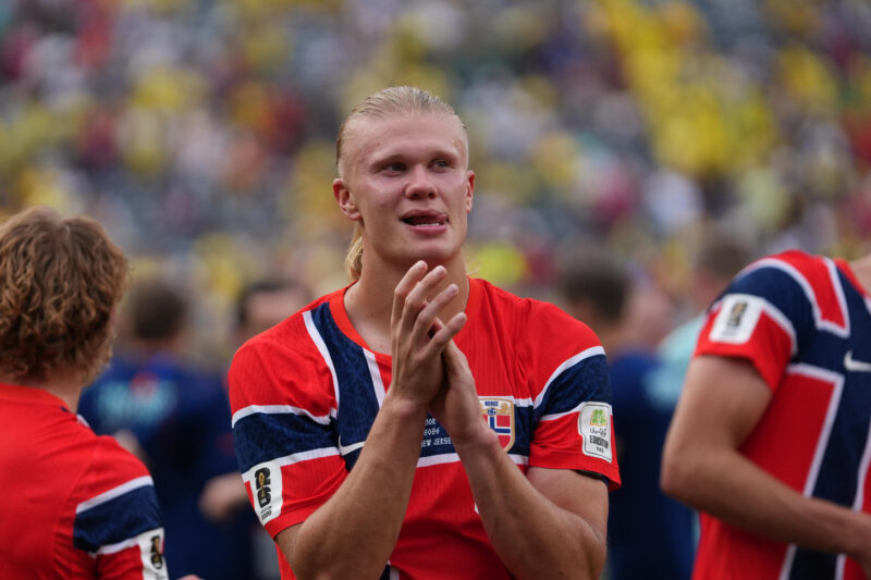 ¿Quién se va a llevar la Bota de Oro del Mundial 2026? A la carrera por la Bota de Oro del Mundial de 2026 se sumó este domingo en Nueva Jersey Earling Haaland, que con un doblete que clasificó a Noruega a los cuartos de final y mandó a Brasil a casa, completó siete en lo que va del torneo, los mismos de los líderes de la clasificación Kylian Mbappé y Lionel Messi. EFE/ Angel Colmenares