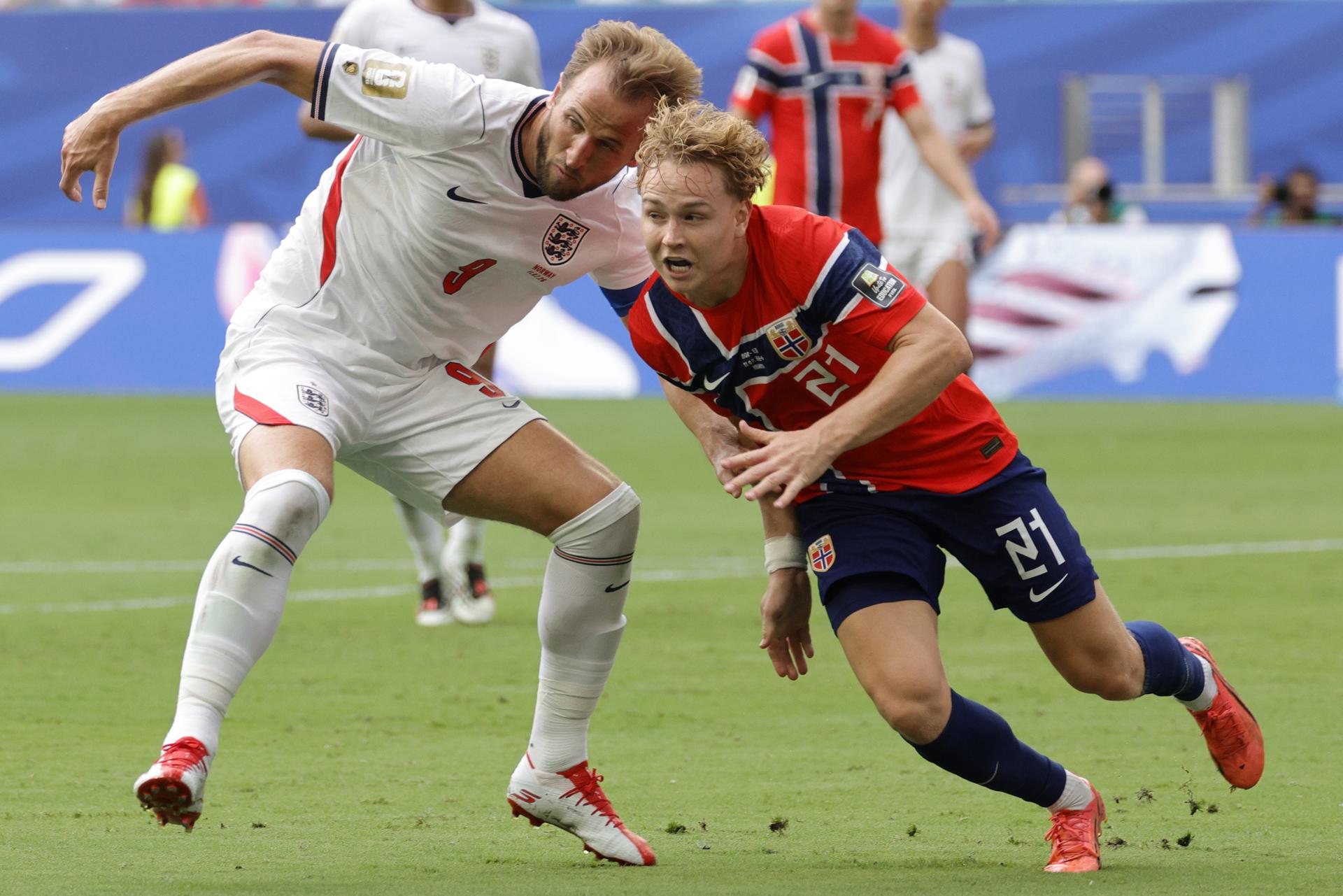Cuándo y dónde vuelve a jugar Inglaterra en el Mundial 2026 Harry Kane, de Inglaterra (L), en acción contra Andreas Schjelderup, de Noruega (d), durante el partido de cuartos de final del Mundial de la FIFA 2026. EFE/EPA/SHAWN THEW