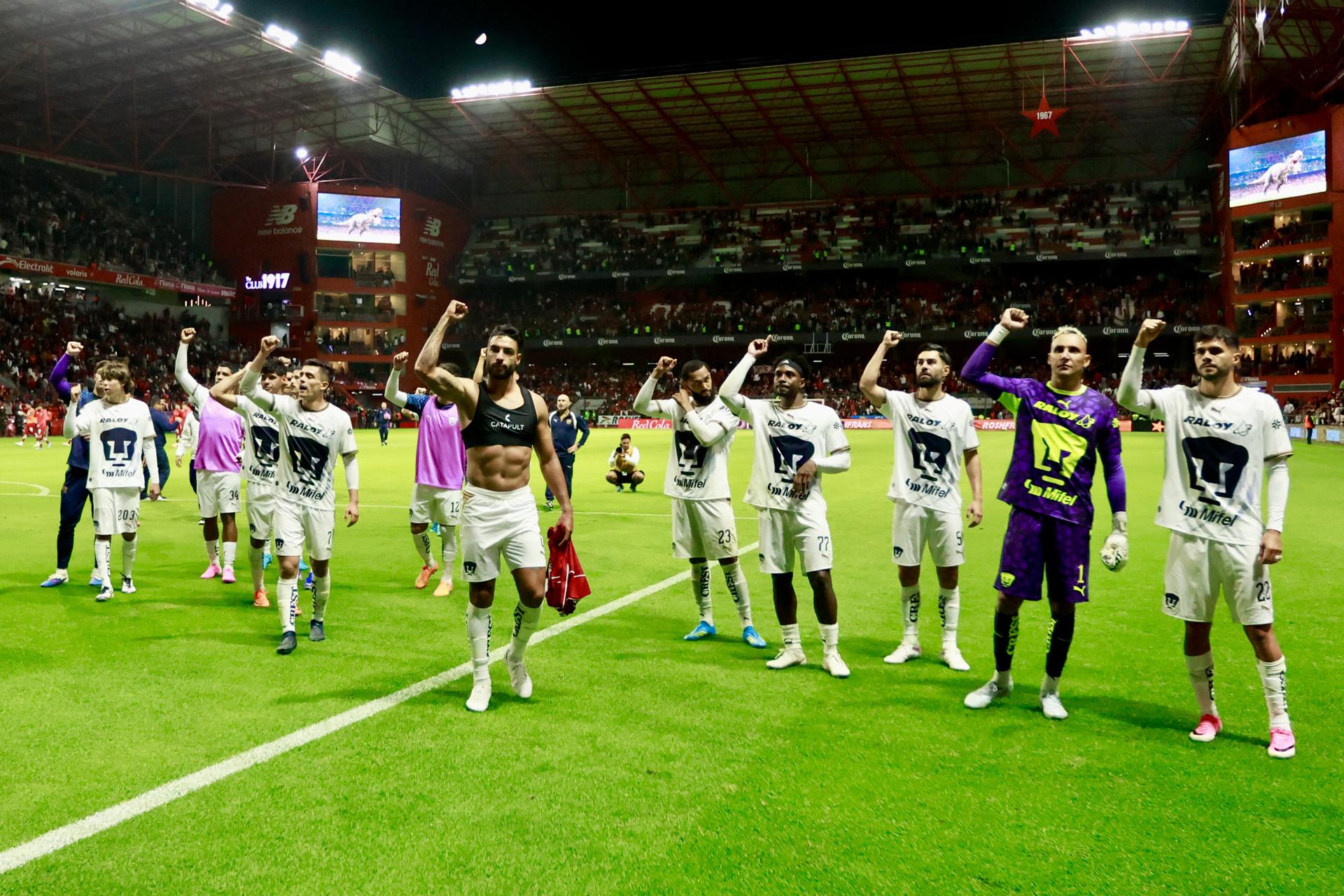 Jugadores de Pumas celebran la victoria sobre Toluca en un partido de la Liga MX entre Toluca y Pumas en el estadio Nemesio Diez en Toluca, Estado de México (México). EFE/Felipe Gutiérrez