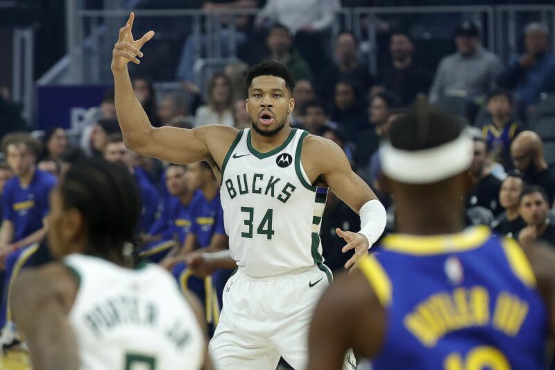 Fotografía del archivo del 7 de enero de 2026 en la que se observa al entonces alero de los Milwaukee Bucks, Giannis Antetokounmpo, al reaccionar tras anotar una canasta de tres puntos contra los Golden State Warriors durante la primera mitad del partido de la NBA entre los Milwaukee Bucks y los Golden State Warriors en San Francisco, California (EE.UU.). EFE/JOHN G. MABANGLO PROHIBIDO SU USO EN SHUTTERSTOCK