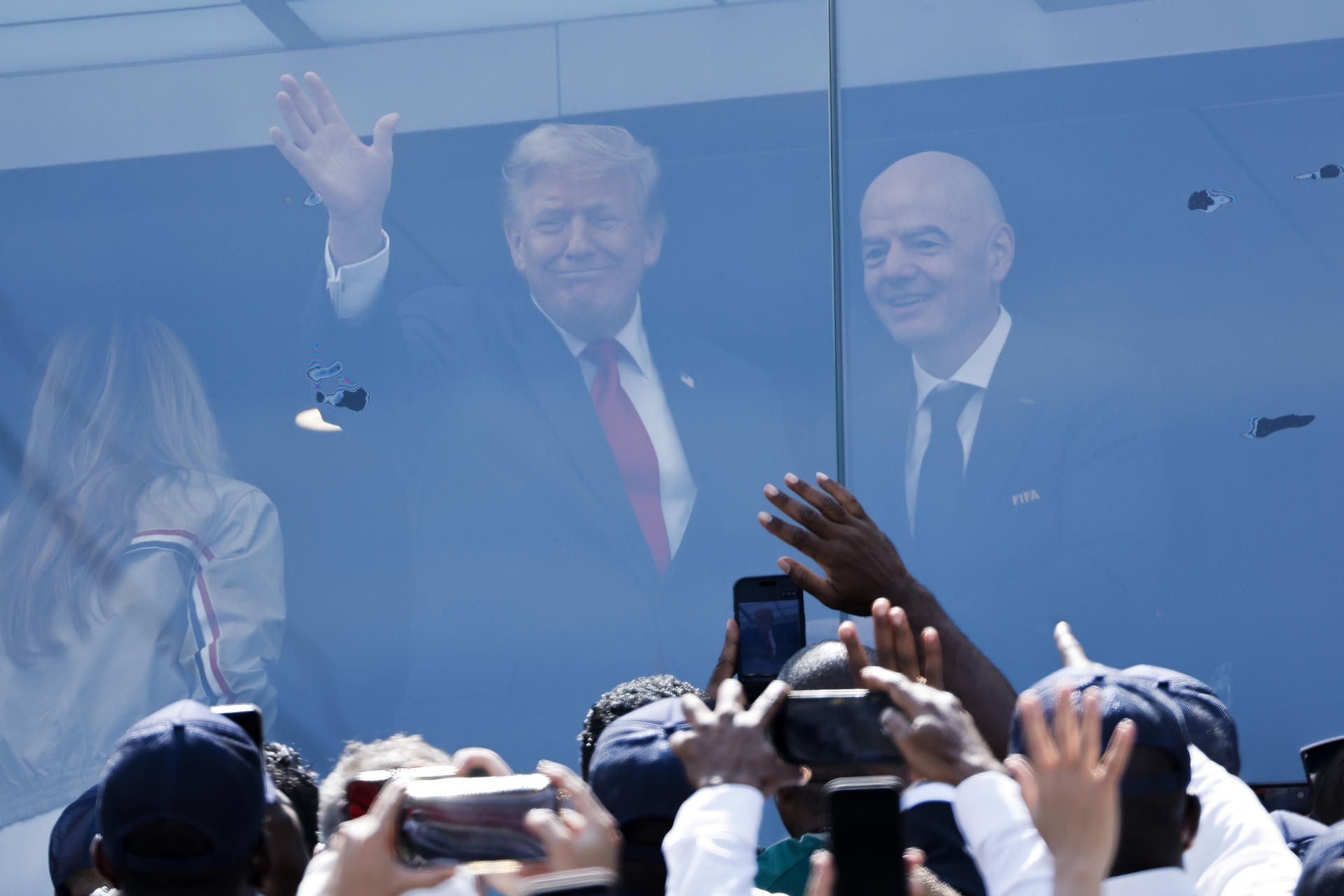 UEFA alista estrategia para derrocar a Gianni Infantino de la FIFA El presidente de EE.UU., Donald Trump, saluda junto al presidente de la FIFA, Gianni Infantino, este domingo, en la final del Mundial de la FIFA 2026 entre España y Argentina en el estadio MetLife en East Rutherford (NJ, EE.UU.). EFE/ Lavandeira Jr