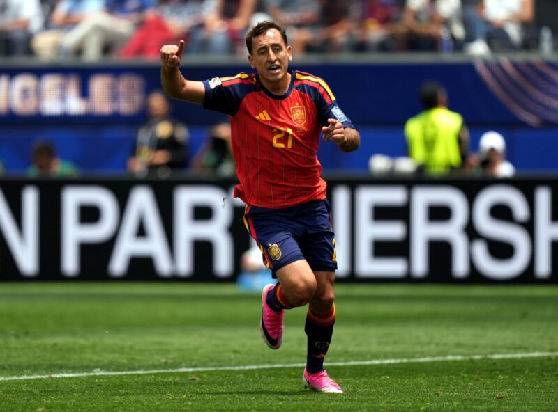 Mikel Oyarzabal de España celebra un gol este jueves, en un partido por los dieciseisavos de final del Mundial de la FIFA 2026 entre España y Austria en el estadio SoFi en Los Ángeles (Estados Unidos).EFE/EPA/SCOTT STRAZZANTE