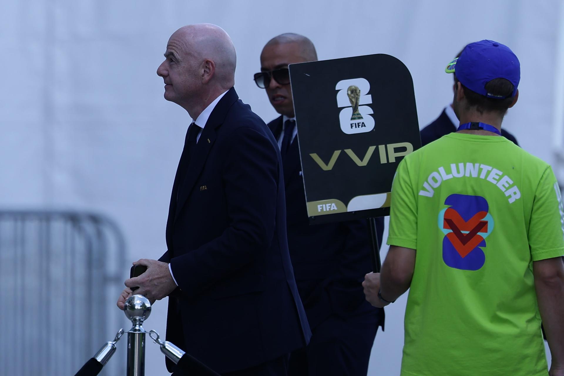 ¡Escándalo! Investigan posible amaño en el Mundial El presidente de la FIFA, Gianni Infantino, durante el Mundial de Estados Unidos, México y Canadá, el pasado 4 de julio. EFE/CHRISTOPHER NEUNDORF