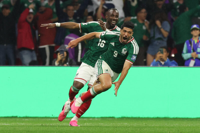 Raúl Jiménez (d) y Julián Quiñones celebran el segundo gol de México en el partido de los dieciseisavos de final del Mundial 2026 ante Ecuador en el estadio Azteca​, en Ciudad de México. EFE/Alex Cruz