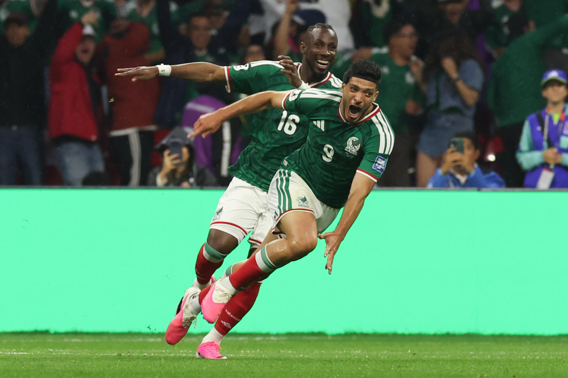 Inglaterra retrasa su viaje a la CDMX por temor a ESPIONAJE Raúl Jiménez (d) y Julián Quiñones celebran el segundo gol de México en el partido de los dieciseisavos de final del Mundial 2026 ante Ecuador en el estadio Azteca, en Ciudad de México. EFE/Alex Cruz