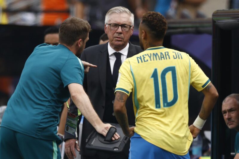 Ancelotti admite errores en el Mundial 2026 y anuncia renovación El entrenador de Brasil Carlo Ancelotti (C) y Neymar durante el partido los octavos de final del Mundial de la FIFA 2026 entre Brasil y Noruega en el estadio MetLife en Nueva Jersey (Estados Unidos). EFE/EPA/WILL OLIVER