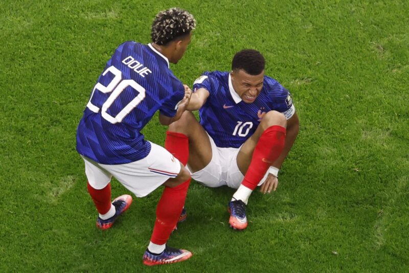 El jugador francés Desire Doue (I)ayuda a su compatriota Kylian Mbappe en el partido de semifinales del Mundial de la FIFA 2026 entre Francia y España en el estadio AT&T en Arlington (Estados Unidos) EFE/EPA/SHAWN THEW