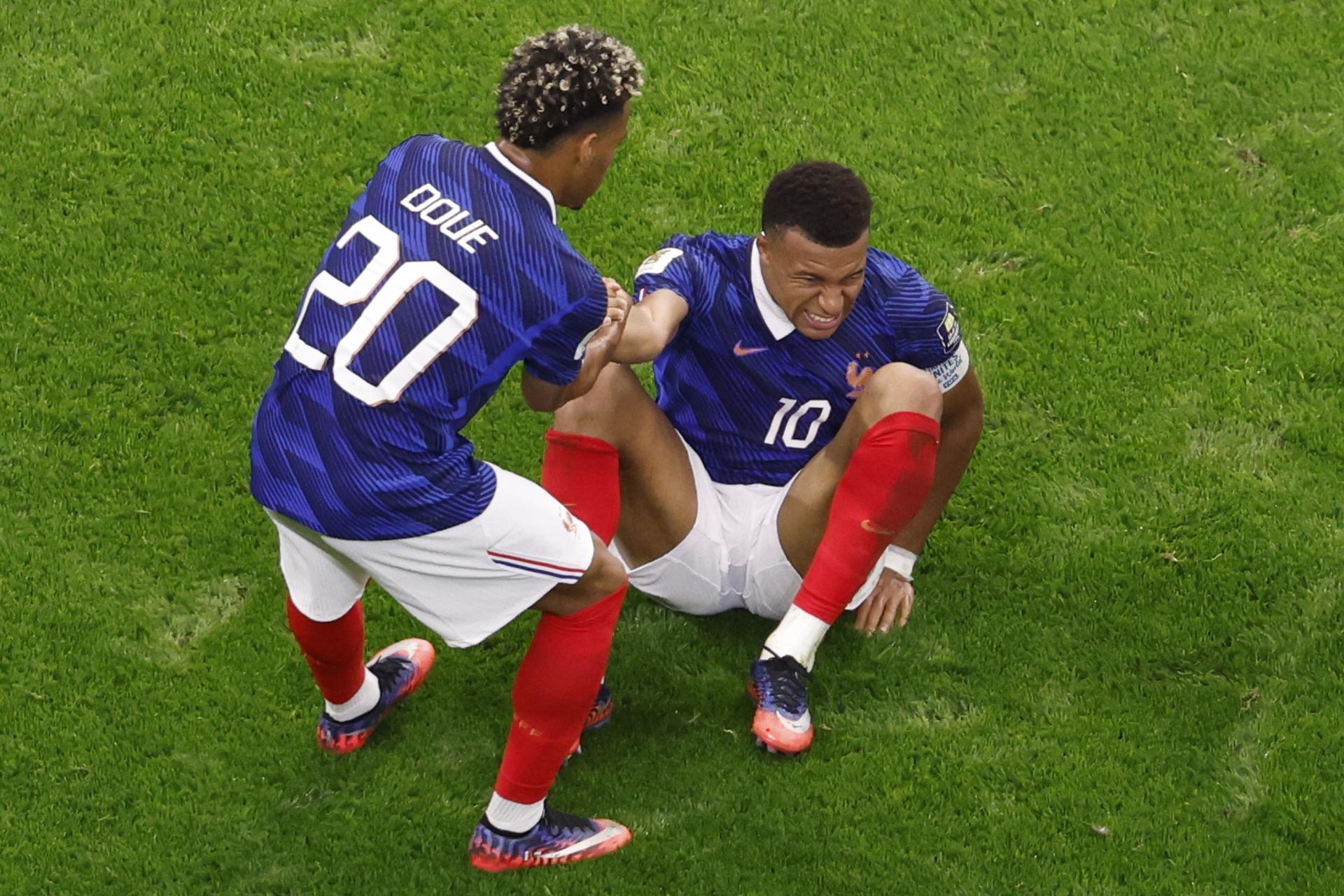 El jugador francés Desire Doue (I)ayuda a su compatriota Kylian Mbappe en el partido de semifinales del Mundial de la FIFA 2026 entre Francia y España en el estadio AT&T en Arlington (Estados Unidos) EFE/EPA/SHAWN THEW