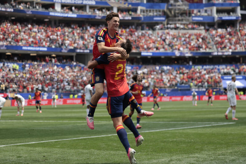 Jugadores de España celebran un gol de Mikel Oyarzabal (d) este jueves, en un partido por los dieciseisavos de final del Mundial de la FIFA 2026 entre España y Austria en el estadio SoFi en Los Ángeles (Estados Unidos). EFE/ Lavandeira Jr