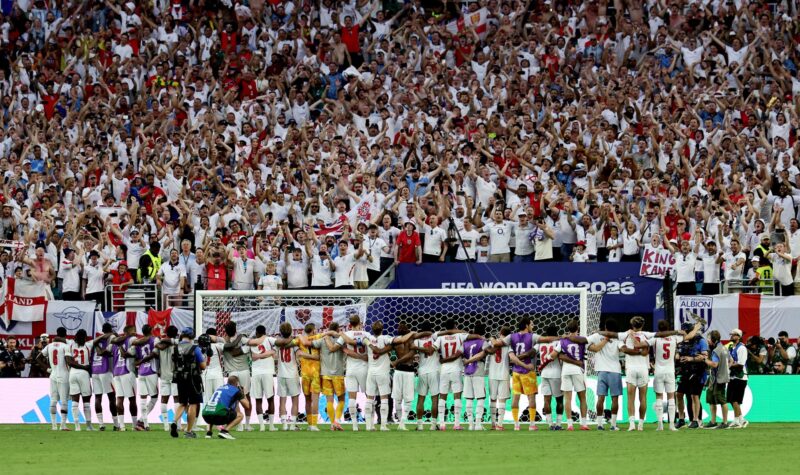 Los jugadores de Inglaterra celebran con los aficionados ingleses el pase a las semifinales del Mundial 2026 en Miami. EFE/EPA/RONALD WITTEK