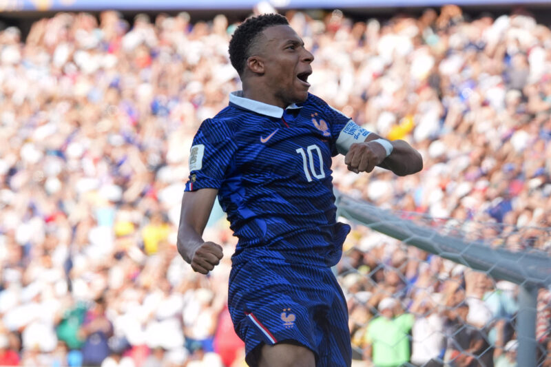 Kylian Mbappé alargó este sábado en Filadelfia la sombra de su historia en el Mundial al anotar su séptimo gol con un valor significativo: clasificó a Francia a cuartos de final a expensas de Paraguay, y ahora con 19 sigue a la sombra de Lionel Messi, el máximo anotador en estos torneos. EFE/ÁNGEL COLMENARES