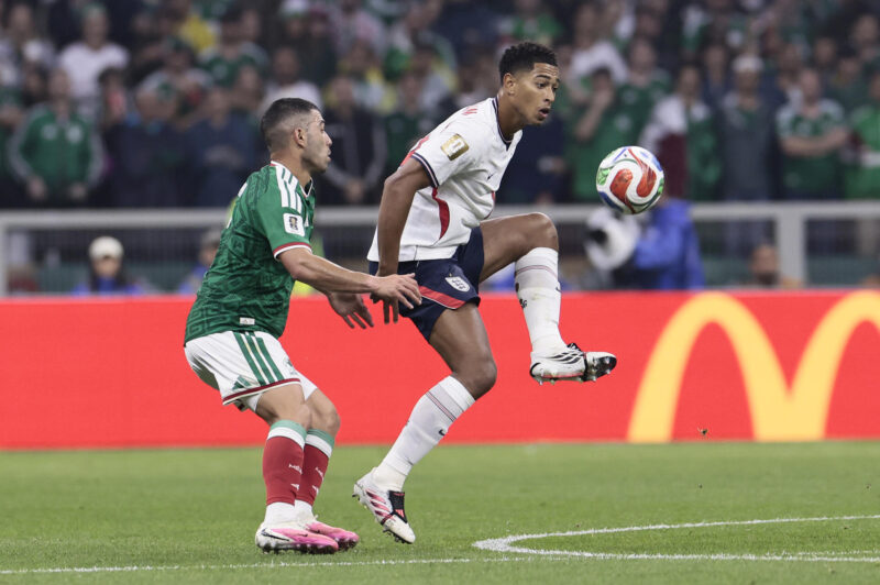 El mexicano Erik Lira (i) en una jugada con el inglés Jude Bellingham durante el partido que ganaron los ingleses por 2-3 en el Estadio Azteca. EFE/ José Méndez