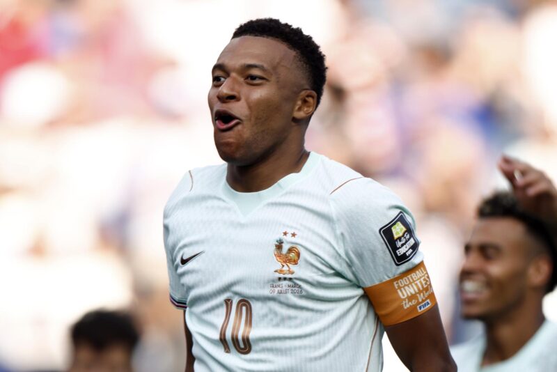 El delantero Kylian Mbappé dijo este jueves, tras la clasificación en Boston de la selección de Francia para las semifinales del Mundial, que esta selección aún no es la más fuerte, y aseguró que no le importa enfrentarse con España o Bélgica. EFE/EPA/WILL OLIVER