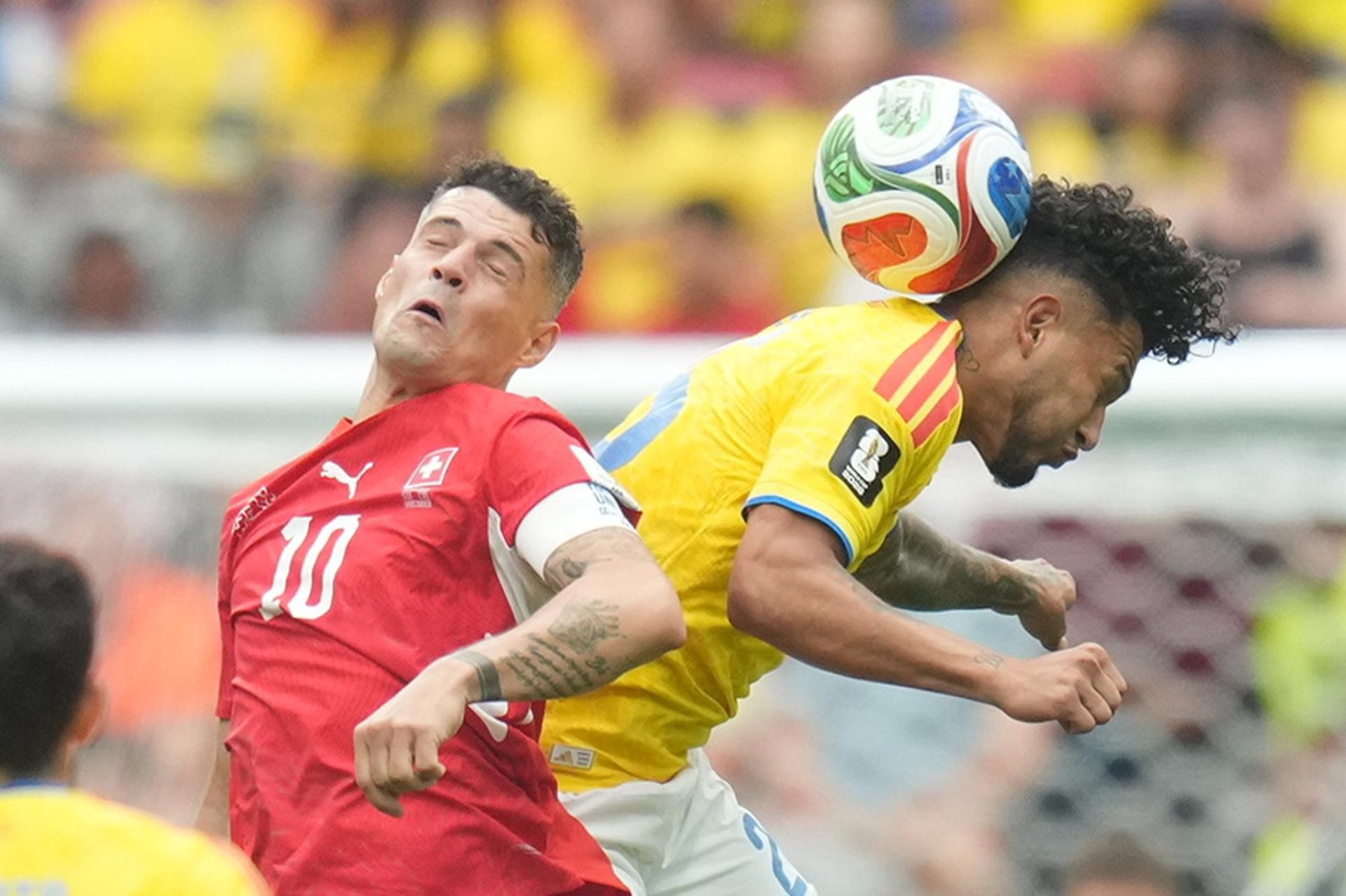 Granit Xhaka, de Suiza (izq), en acción contra Luis Suárez, de Colombia (der), durante el partido del Mundial de la FIFA 2026. EFE/EPA/BOB FRID