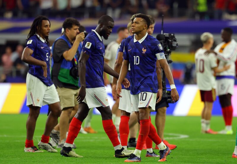 Kylian Mbappé (número 10) y la evidente frustración tras la derrota de Francia contra Espña e las semifinales del Mundial 2026. EFE/EPA/CHRISTOPHER NEUNDORF