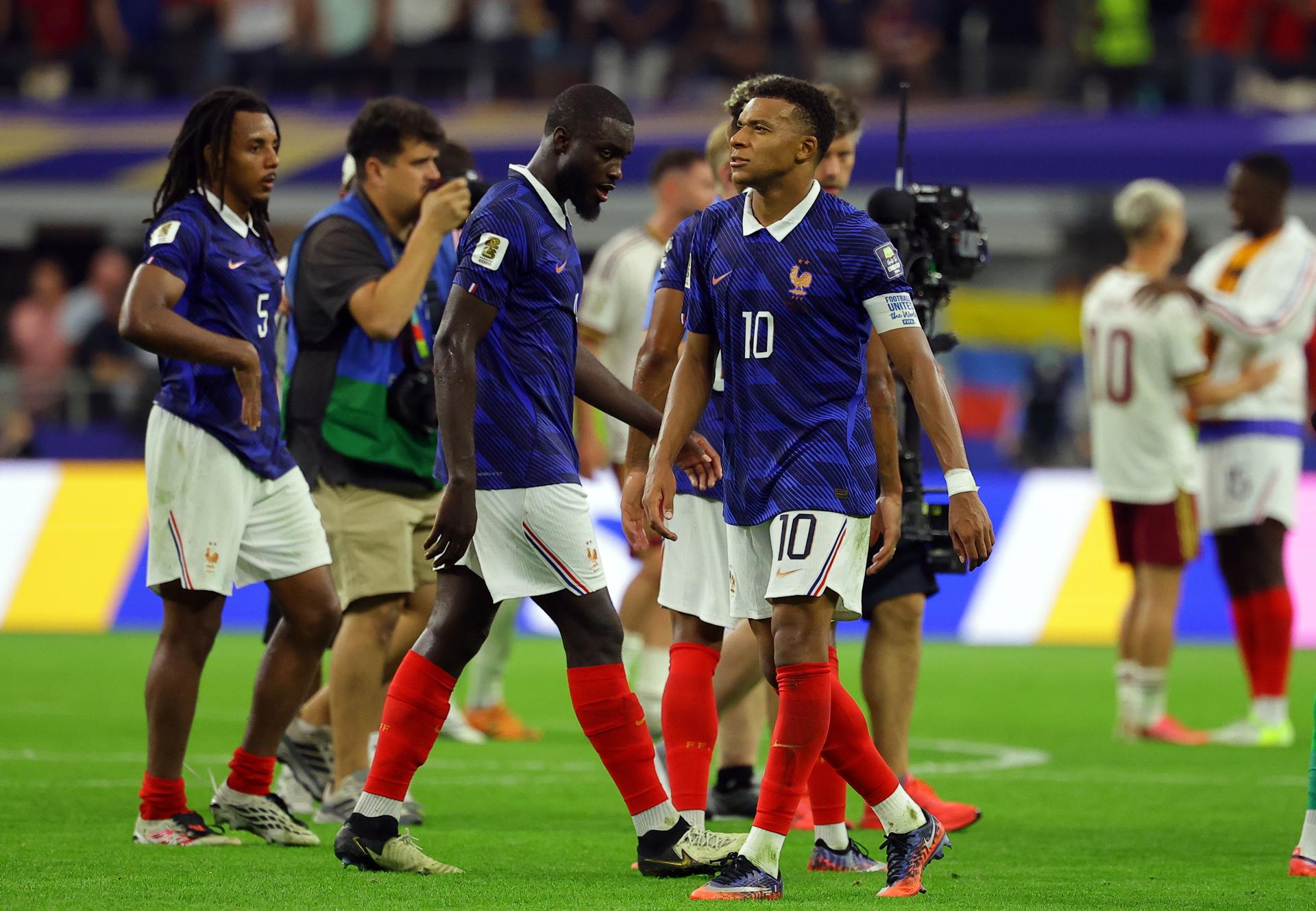Kylian Mbappé (número 10) y la evidente frustración tras la derrota de Francia contra Espña e las semifinales del Mundial 2026. EFE/EPA/CHRISTOPHER NEUNDORF