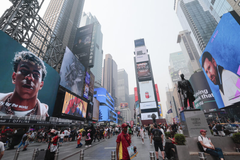 El español Lamine Yamal y el argentino Leo Messi tomaron las grandes pantallas de Times Square . EFE/Lavandeira jr